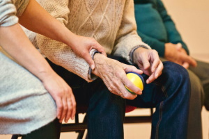 Accedere ai contributi assistenziali per anziani